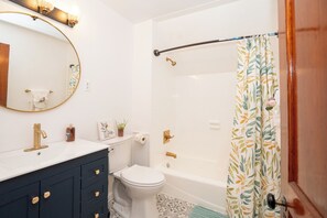 SĂšche-cheveux, serviettes fournies, papier toilette