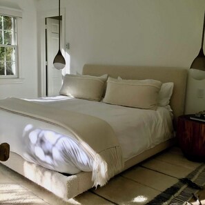 5 bedrooms, iron/ironing board, WiFi, bed sheets