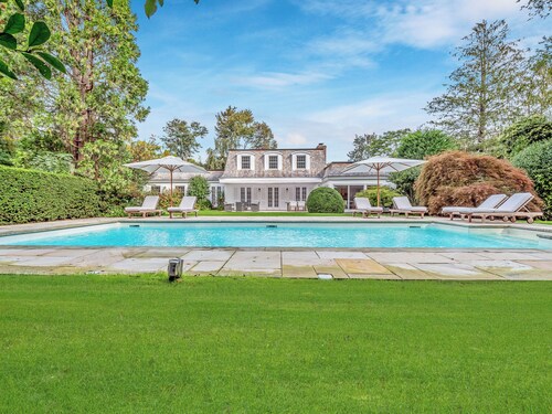 Charming 5-bedroom home.  AC and WiFi,swimming pool. walk to town and beach