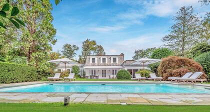 Charming 5-bedroom home. AC and WiFi,swimming pool. walk to town and beach