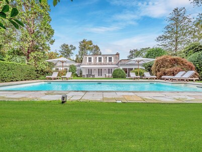 Charming 5-bedroom home.  AC and WiFi,swimming pool. walk to town and beach