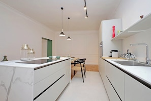 Apartamento, 2 quartos | Cozinha privada | Máquina de café expresso, chaleira elétrica, torradeira, chapa