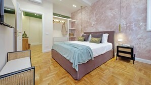 Un dormitorio con cama, mesita de noche y armario.