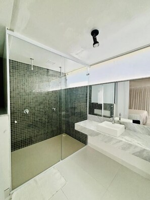Dusche, Handtücher, Seife, Toilettenpapier