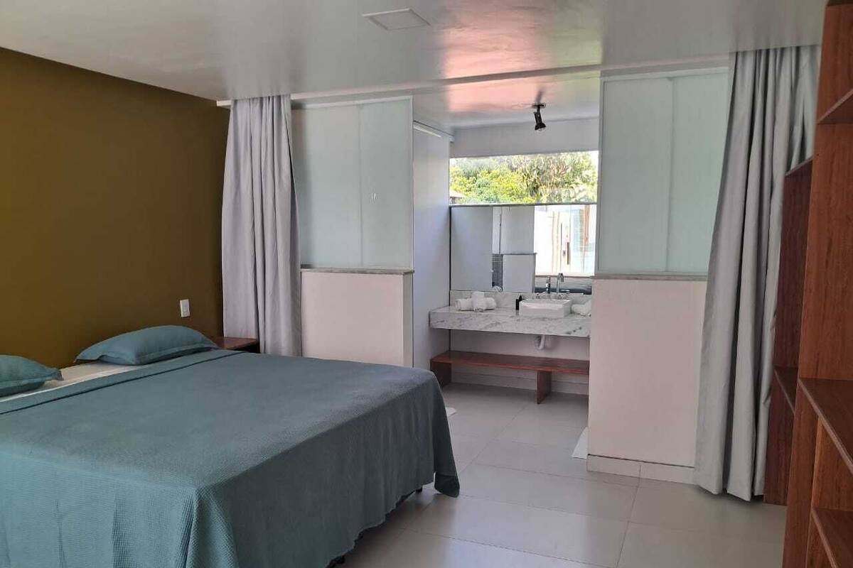 Suite Deluxe, balcon, vue sur la piscine | 1 chambre, accès au Wi-Fi (inclus), literie fournie
