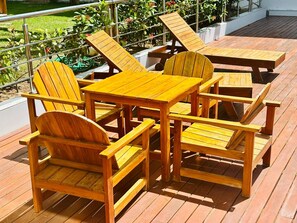 Hồ bơi ngoài trời, ghế dài tắm nắng