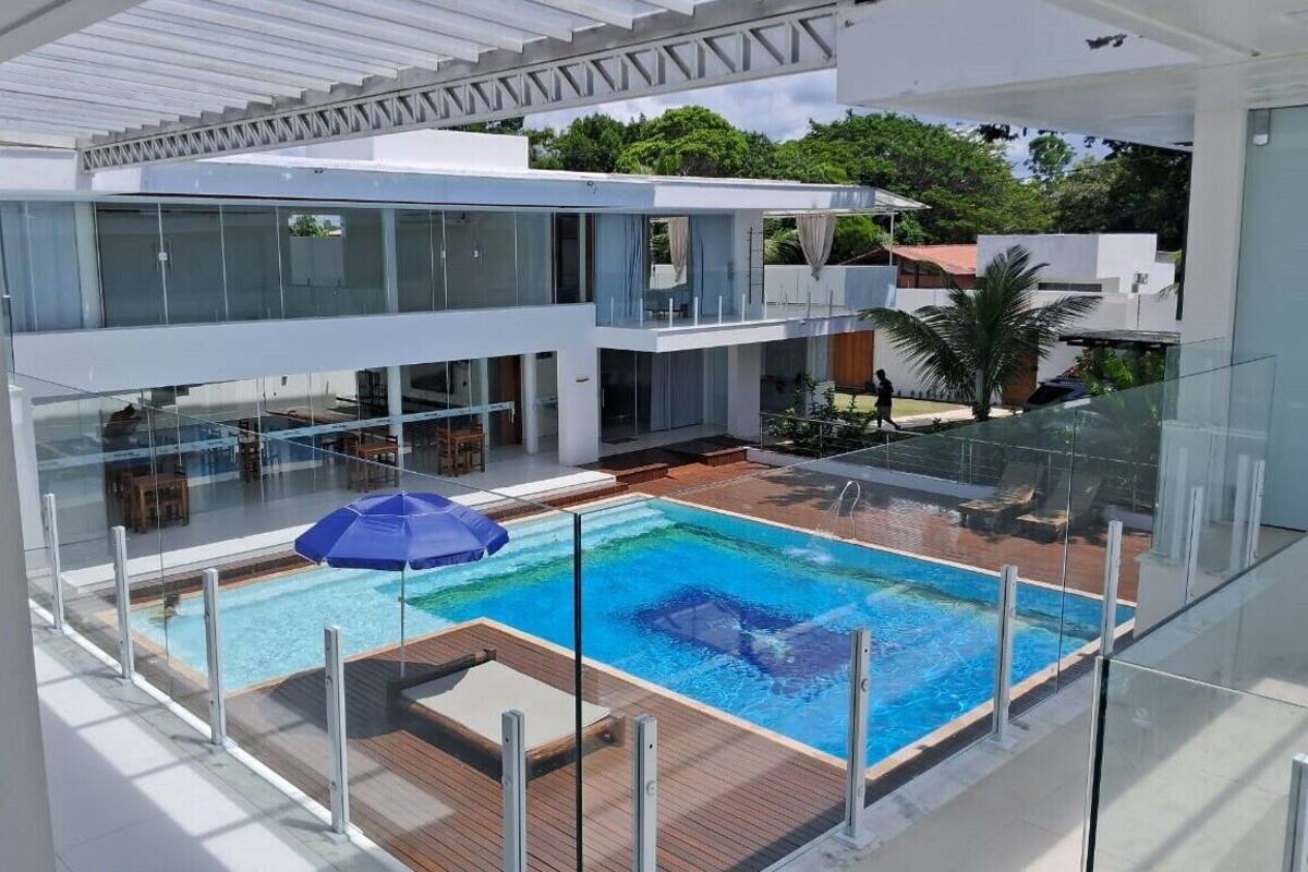 Suite supérieure, vue sur la piscine | 1 chambre, accès au Wi-Fi (inclus), literie fournie