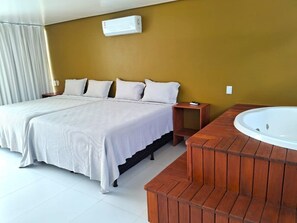 Luxe suite, veranda, uitzicht op zwembad | 1 slaapkamer, gratis wifi, beddengoed