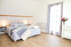 1 habitación, tabla de planchar con plancha, wifi y ropa de cama 
