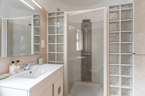 Dusche, Haartrockner, Handtücher, Toilettenpapier