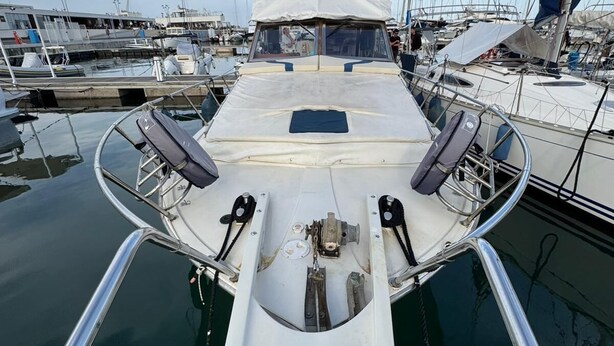 Un port de plaisance où des bateaux sont amarrés.