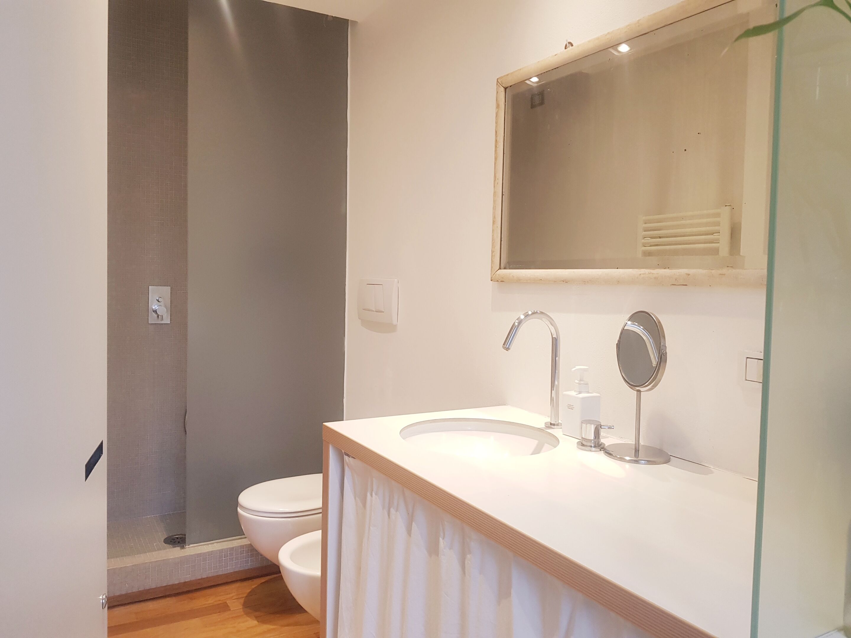 Sèche-cheveux, bidet, serviettes fournies, savon