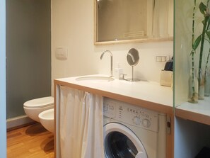 Hair dryer, bidet, towels, soap - Tiny studio with AC and WiFi in fabulous Milano (Milano)