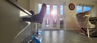 FREE Parking, Short & Long Relocation Stay, Insurance, Business. Great Location!