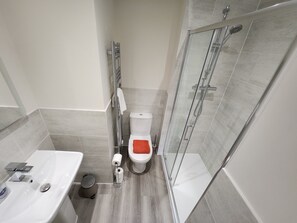 Douche, serviettes fournies, savon, papier toilette