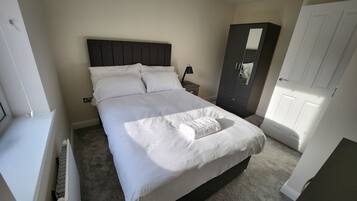 4 bedrooms, iron/ironing board, WiFi, bed sheets