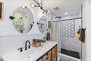 Hårføner, håndklær og toalettpapir