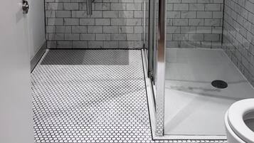Apartment | Bathroom | Shower, hair dryer, towels