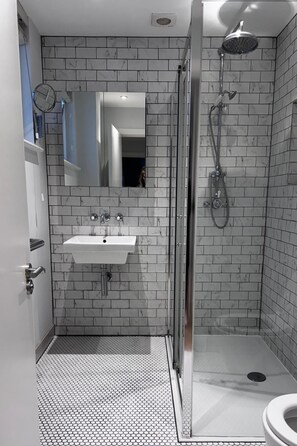 Apartamento | Banheiro | Chuveiro, secador de cabelo, toalhas de banho