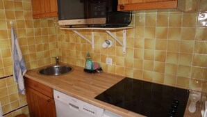 A kitchen with a microwave, sink, and dishwasher. - 40m from shops, 4th floor, balcony, tv, 30m², Les Orres (Les Orres)
