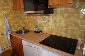 Kjøleskap, mikrobølgeovn, ovn og oppvaskmaskin