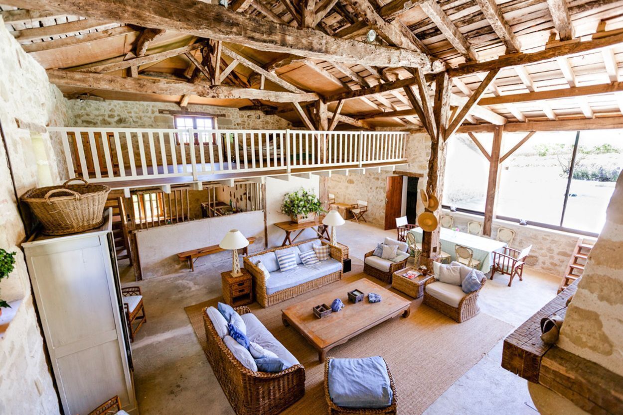 Een dvd-speler en een tafeltennistafel