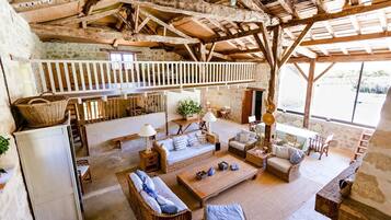 Een dvd-speler en een tafeltennistafel