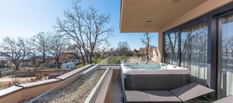 바다 전망과 버블 배스가 있는 풀라의 아파트먼트