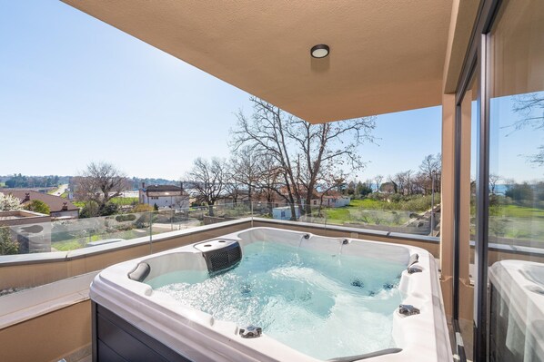 Villa | Outdoor spa tub