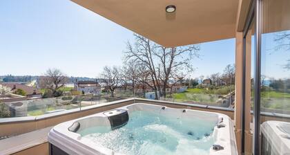 Apartment in Pula With Sea View and Bubble Bath