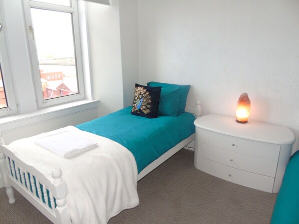 2 slaapkamers, verduisterende gordijnen, een strijkplank/strijkijzer