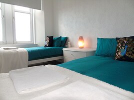 2 habitaciones, cortinas blackout y tabla de planchar con plancha 