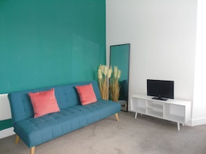 Flat-screen TV - Snug - Grian-aig Apartment (Greenock)