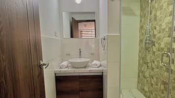 Ducha, toallas, jabón, shampoo