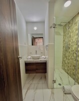 Ducha, toallas, jabón, shampoo