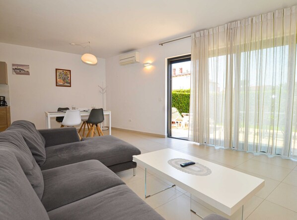 Appartement (Two Bedroom Apartment with Terrace) | Salle de séjour | Téléviseur à écran plat de 32 po avec télévision par satellite