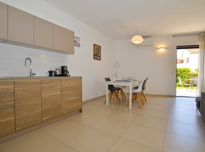 Appartement (Two Bedroom Apartment with Terrace) | Cuisine privée | Réfrigérateur