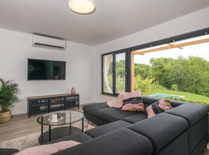 Huis (Three Bedroom Holiday Home with Pool) | Woonkamer | Een 32-inch flatscreentelevisie met digitale zenders