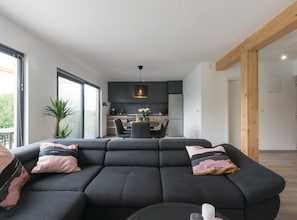 Huis (Three Bedroom Holiday Home with Pool) | Woonkamer | Een 32-inch flatscreentelevisie met digitale zenders