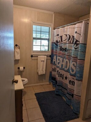 Serviettes fournies, papier toilette