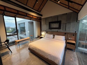 5 chambres, coffres-forts dans les chambres, bureau