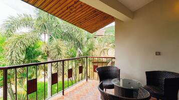 Departamento Deluxe, 3 habitaciones, vista al jardín | Terraza o patio