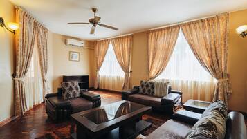 Deluxe Apartment, 3 Bedrooms, Garden View | Living area