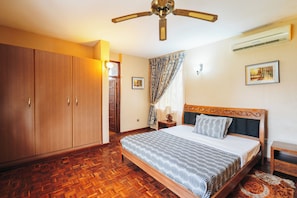 3 bedrooms, blackout drapes, iron/ironing board, free WiFi