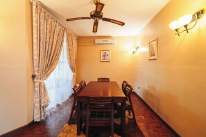 디럭스 아파트, 침실 3개, 정원 전망 | 객실 내 식사 공간