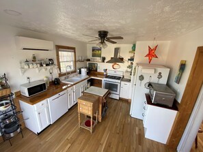 Fridge, microwave, oven, stovetop - Lakeview Cottage with swimming & kayaking access to the lake (Lake Waccamaw)