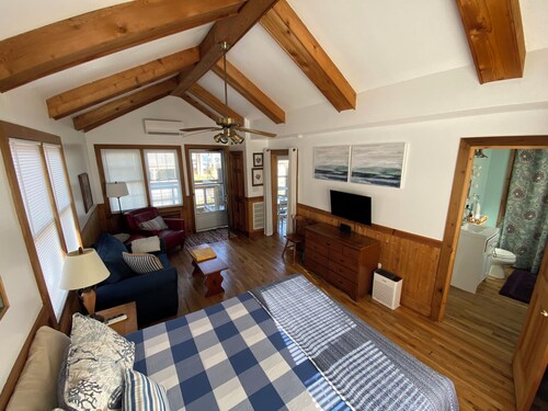 Lakeview Cottage with swimming & kayaking access to the lake