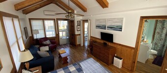 Lakeview Cottage with swimming & kayaking access to the lake