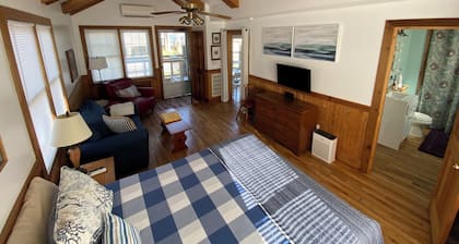 Lakeview Cottage with swimming & kayaking access to the lake