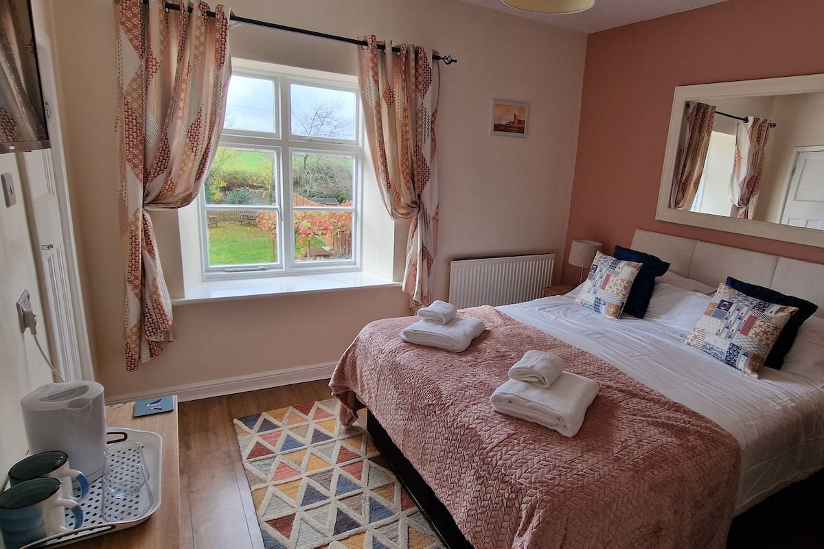 Standard Double Room, Garden View | Iron/ironing board, free WiFi